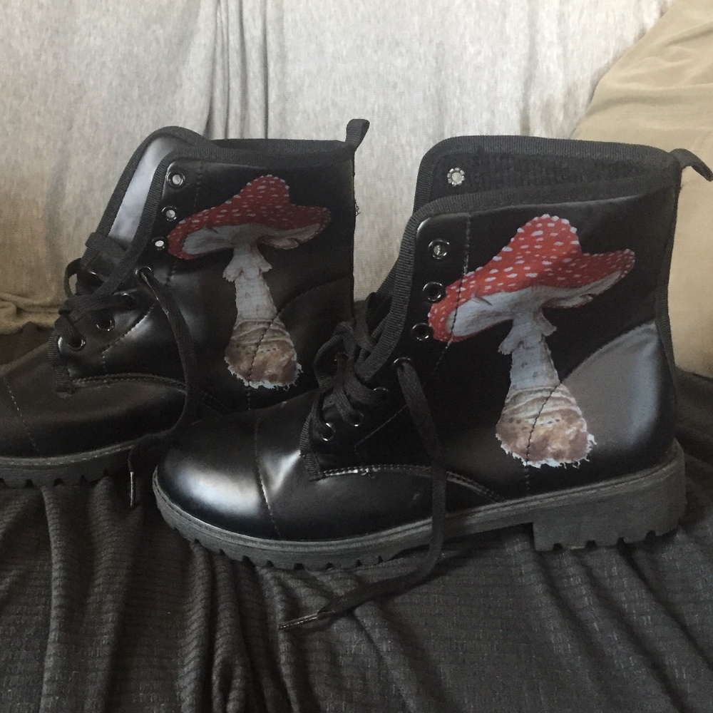 Women’s boots shoes